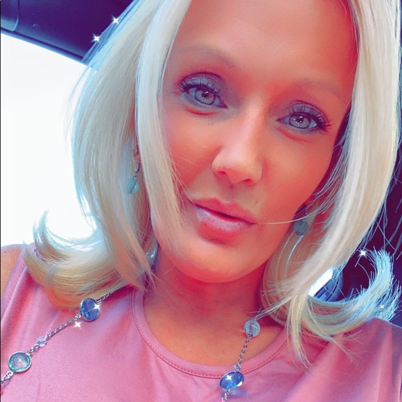 Meet your Posher, Christine - Picture 1 of 3